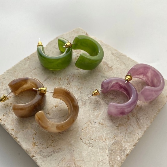 the Balanced Lotus Jewelry - 5/$35 🌙 Minimalist Jade Amethyst Citrine Tone Acrylic Huggie Hoop Earrings |NWT